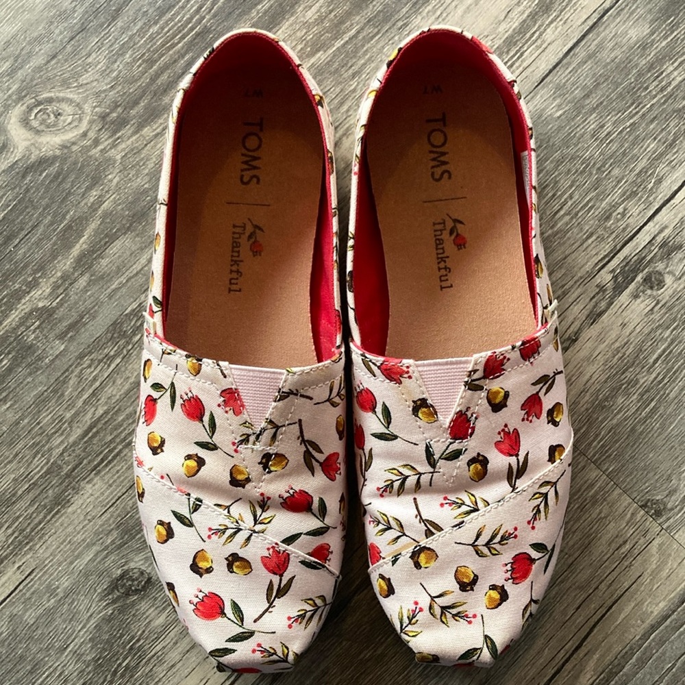 Like new Toms. Size W7
